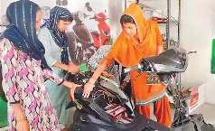 अचार-पापड़ से की शुरुआत अब बना रही इलेक्ट्रिक स्कूटी व रिक्शा