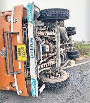 दिल्ली-मुंबई एक्सप्रेसवे पर दवाओं से भरा कैंटर पलटा