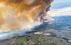 कनाडा में जंगल की आग तीन प्रांतों में फैली, हजारों लोग बचाए