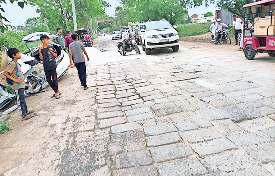 जिम्मेदारों की नहीं टूटी नींद, हादसे में चार लोगों की मौत के बाद भी नहीं सुधरी सड़क