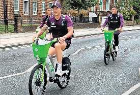 जाम में फंसी टीम बस तो ई-बाइक से पहुंचे खिलाड़ी