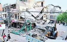 मरम्मत के दौरान दीवार हटाने से गिरी दो मंजिला इमारत