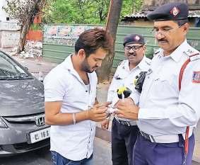 नंबर प्लेट से छेड़छाड़ कर गाड़ी चलाने वालों के जमकर काटे जा रहे हैं चालान