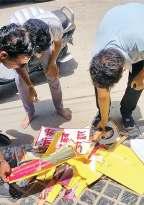 सोनम की सलामती के लिए कर रहे थे प्रार्थना, फिर जला डाले उसके फोटो