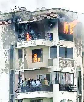 फ्लैट में लगी आग, नौवीं मंजिल से बेटी और भतीजे के साथ कूदा फर्नीचर कारोबारी, मौत