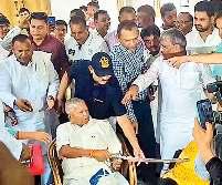 जन्मतिथि पर लालू ने तलवार से काटा केक, मांझी बोले- यह लाठी-तलवार का दौर नहीं