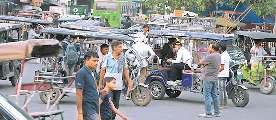 मेट्रो और रेलवे स्टेशनों के बाहर ई-रिक्शा की वजह से लगता है जाम, यात्री होते हैं परेशान