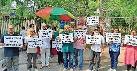 फुटपाथ को अतिक्रमण मुक्त कराने के लिए आरडब्ल्यूए ने खोला मोर्चा