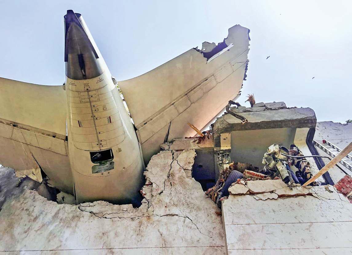 उड़ान भरते ही गिरा विमान, 241 की मौत