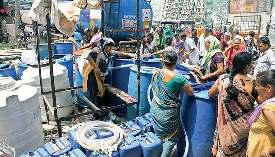 पानी की बूंद-बूंद को तरसे बलजीत नगर के लोग, टैंकरों के सहारे है जीवन