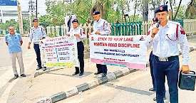 सड़क सुरक्षा के लिए यातायात पुलिस के कमिर्यों ने लोगों को किया जागरूक