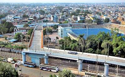 आरओबी पर इंजीनियरों की लापरवाही से बना 90 डिग्री का अंधा मोड़