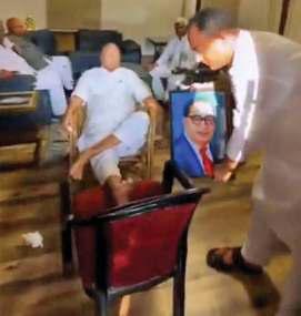 लालू के पैरों के पास आंबेडकर की तस्वीर रखने पर गहराया विवाद