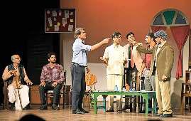 नाटक में मंच पर जीवंत हुई न्याय और तर्क की टकराहट