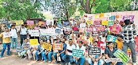 डीपीएस के खिलाफ अभिभावकों का प्रदर्शन
