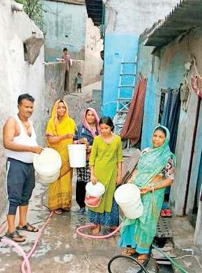 बदरपुर इलाके में पीने का पानी भरने के लिए रात भर जागने को मजबूर हैं लोग