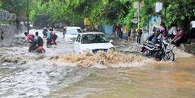 ग्लोबल वार्मिंग से हवा थामे रहती है नमी, फिर अचानक होती है तेज वर्षा