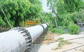 आंधी में 100 फीट ऊंचा मोबाइल टावर गिरा, आरकेपुरम में करंट से दो की मौत