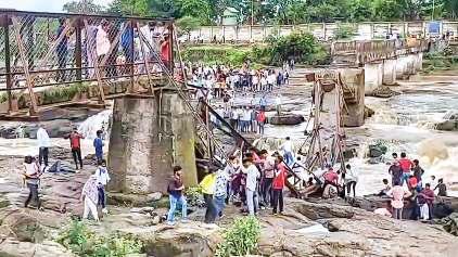 पुणे में इंद्रायणी नदी पर बना लोहे का पुल ढहा, चार की मौत