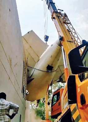 दुर्घटनाग्रस्त विमान की चार हजार किलो वजनी टेल हटाई गई