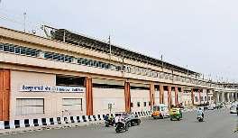 यलो लाइन के एलिवेटेड स्टेशन के प्लेटफार्म के ऊपर बना मजेंटा लाइन का नया स्टेशन