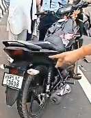 तेल से भरे टैंकर में घुसी बाइक, एक्सप्रेसवे पर दो की जान गई