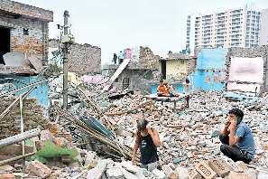 जेलरवाला बाग इलाके में दूसरे दिन डीडीए ने झुग्गियों पर चलाया हथौड़ा