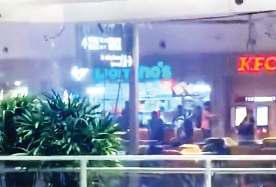 आईजीआई एयरपोर्ट के टर्मिनल-1 के फूडकोर्ट पर छत से गिरता रहा पानी