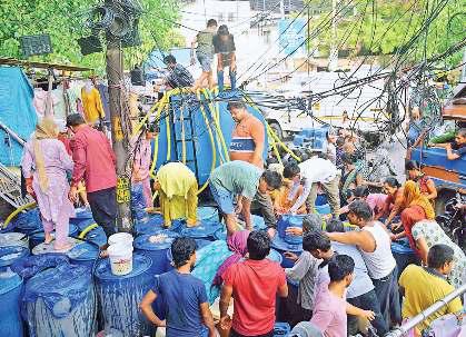 ट्रैकिंग के बावजूद राह से भटक रहे पानी के टैंकर