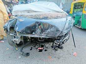 तेज रफ्तार आडी कार ने बाइक सवार दंपती को मारी टक्कर, चालक धरा