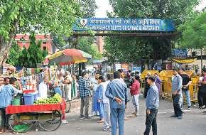 अतिक्रमण की भेंट चढ़े अस्पताल, शौचालय बदहाल