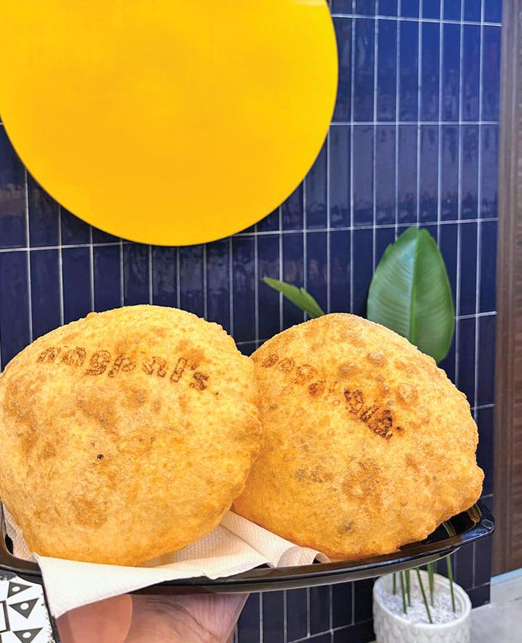 ऊपर से कुरकुरा, भीतर से नरम, पहचान गए न नागपाल के भटूरे गरम