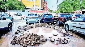 कमला मार्केट में पानी की पाइप लाइन टूटी, सड़क बनी झील