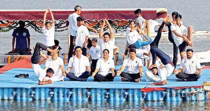यमुना पर योगासन, सीएम ने योग व नदी से जोड़ी सरकार की निष्ठा