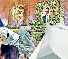 संजय कपूर की प्रार्थना सभा में पहुंचीं करिश्मा, करीना व सैफ ने जताया शोक