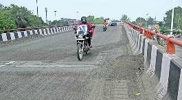आउटर रिंग रोड के तीन फ्लाईओवर पर पीडब्ल्यूडी ने उखाड़कर छोड़ दी सड़क