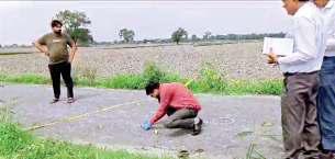 पिता को बचाने के लिए जूझती रही बच्ची