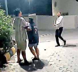 ग्रेनो की सोसायटी में मेंटेनेंस कर्मियों ने निवासियों को दौड़ाकर पीटा