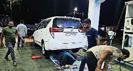 सीएम के काफिले की 19 गाड़ियां बीच सड़क में हुईं बंद