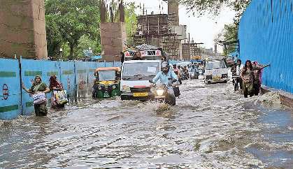 वर्षा में धुले जलनिकासी के दावे, रतिया मार्ग पर घुटनों तक भरा पानी