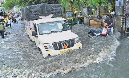 आधी दिल्ली में हुई वर्षा, आधी करती रही इंतजार