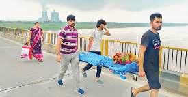 यमुना पुल पर युवक पैदल ले गया मां का शव