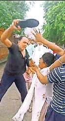 भाजपा मंडल मंत्री पर महिला व उसके बेटे को चप्पल से पीटने का लगा आरोप