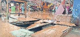 ब्रजघाट में साइड स्लैब क्षतिग्रस्त, जमीन धंसी, आरती स्थल के पास मची भगदड़