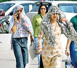 उमस भरी गर्मी में दिल्ली में कहीं-कहीं हुई हल्की वर्षा