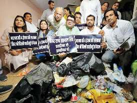 आप पार्षदों ने महापौर कार्यालय में डाला कूड़ा, नगर निगम ने किया पलटवार