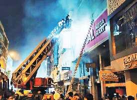 करोलबाग के विशाल मेगा मार्ट में लगी आग, लाखों रुपये का सामान जला
