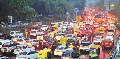 जाम से जूझती दिल्ली, 15 मिनट के सफर में लगे दो घंटे