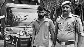 मालवाहक चालक ने ट्रैफिक पुलिस के सिपाही को बोनट पर एक किमी घुमाया