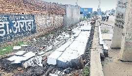 वर्षा में दीवार गिरने से तीन कर्मियों की मौत